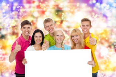 Boş beyaz kartını tutan gençlerin grup