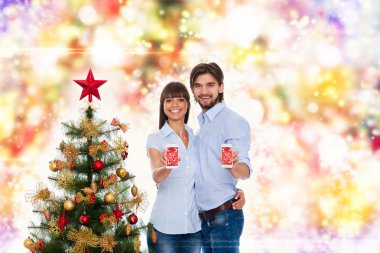 Noel tatil mutlu bir çift, hediye kutusu mevcut tutun