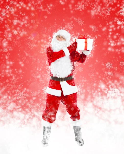 Santa claus drží současné dárkové krabice plné délce portrét — 图库照片