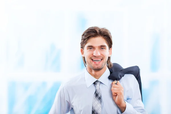 ΝΕΩΝ ΕΠΙΧΕΙΡΗΜΑΤΙΩΝ άνθρωπος χαμόγελο στο φωτεινό μπλε γραφείο — Φωτογραφία Αρχείου