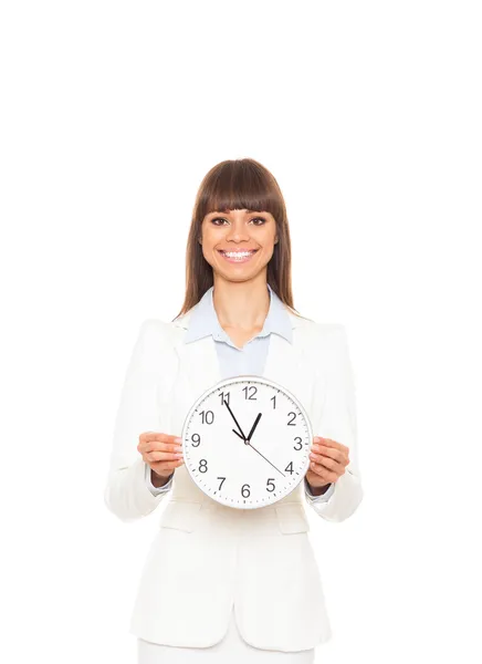 Donna d'affari sorriso, tenendo orologio — Foto Stock
