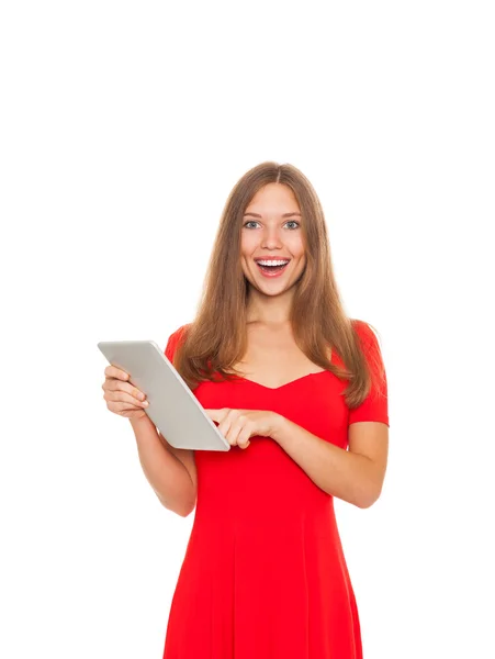 Hübsche Frau mit glücklichem Lächeln in der Hand eines Tablet-Computers — Stockfoto