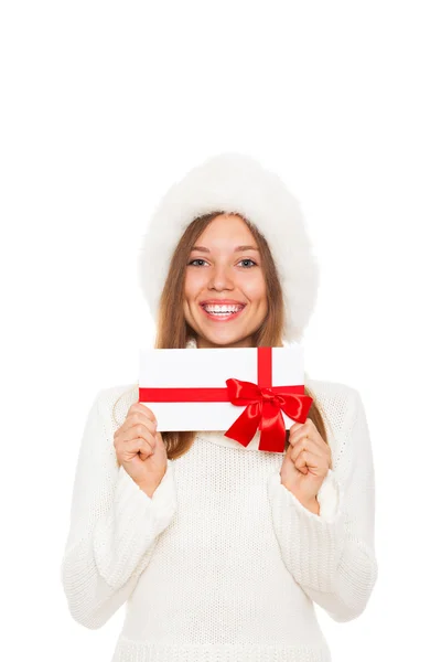 Winter meisje gelukkig glimlach houden rode Geschenkenkaart — Stockfoto