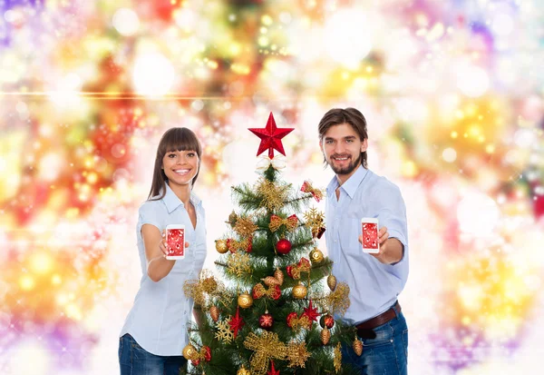 Natal feriado feliz casal, mantenha presente caixa de presente — Fotografia de Stock