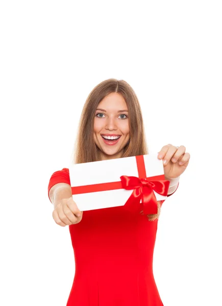 Chica de vacaciones con sonrisa feliz sosteniendo tarjeta de regalo roja —  Fotos de Stock
