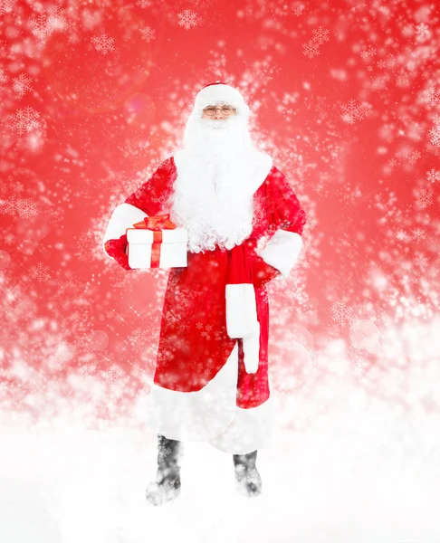 Santa claus trzymać obecny ofiara pole pełnej długości piękny portret — Zdjęcie stockowe