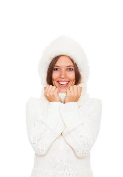 Возбужденная женщина носит теплый шерстяной свитер — стоковое фото
