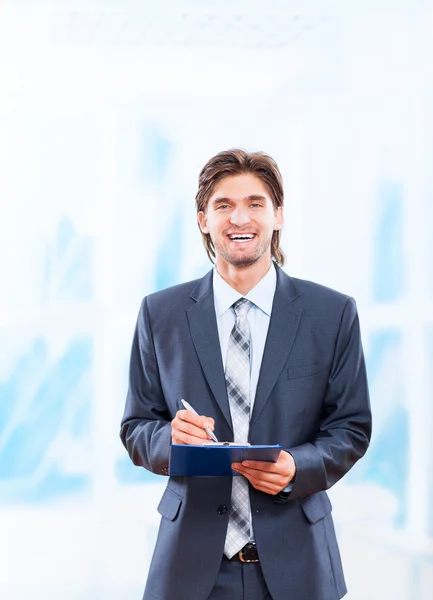 ビジネスの男性と明るい青い office のクリップボード — ストック写真