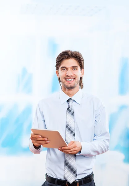 Hombre de negocios usando tableta pad ordenador en brillante oficina azul, pantalla táctil joven hombre de negocios —  Fotos de Stock