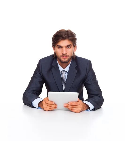 Geschäftsmann arbeitet seriös mit Tablet-Pad — Stockfoto