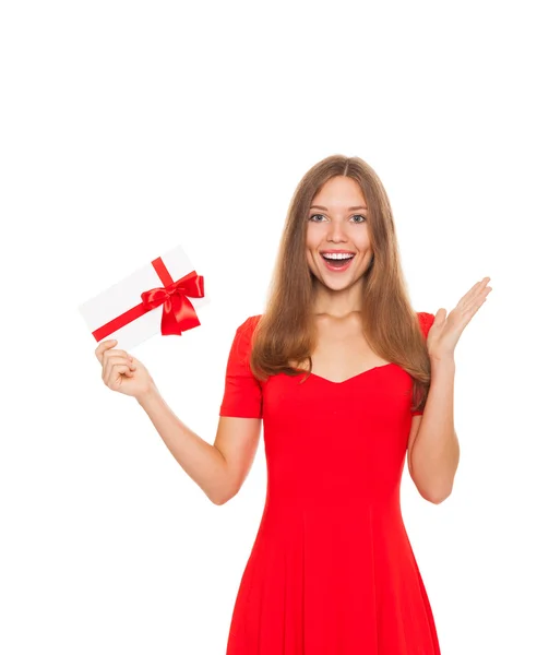 Ferienmädchen mit glücklichem Lächeln hält rote Geschenkkarte in der Hand — Stockfoto