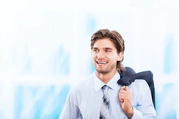 Giovane uomo d'affari sorridere in ufficio blu brillante — Foto Stock