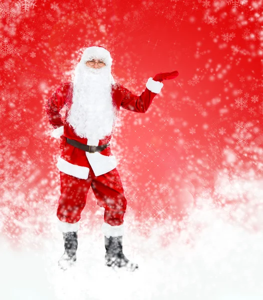 Санта-Клаус держит открытую пальмовую перчатку пустое пространство для копирования — стоковое фото