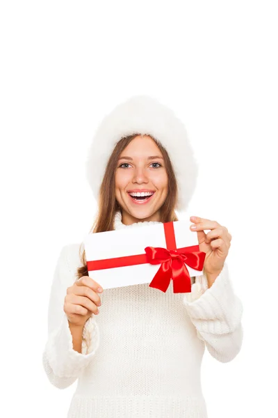 Kış kız mutlu gülümseme tutun kırmızı hediye kartı — Stok fotoğraf