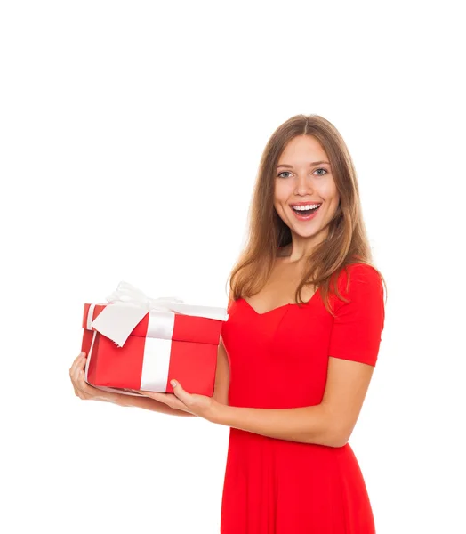 Oldukça heyecanlı kadın mutlu bir gülümseme tutmak hediye kutusu elinde — Stok fotoğraf