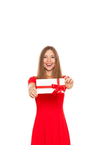 Holiday lány boldog mosollyal gazdaság piros ajándék kártya — Stock Fotó