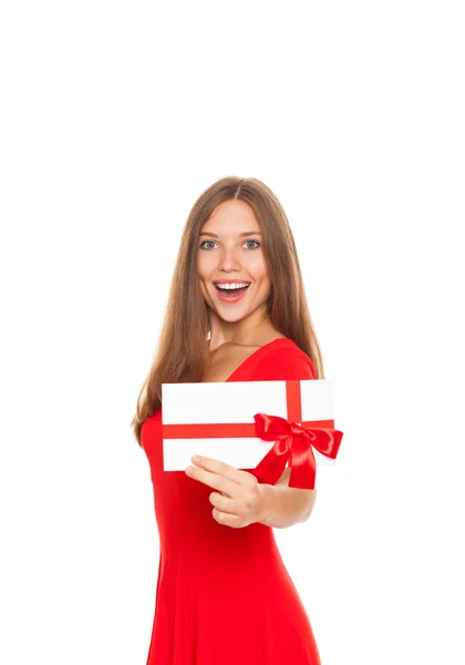 Ferienmädchen mit glücklichem Lächeln hält rote Geschenkkarte in der Hand — Stockfoto