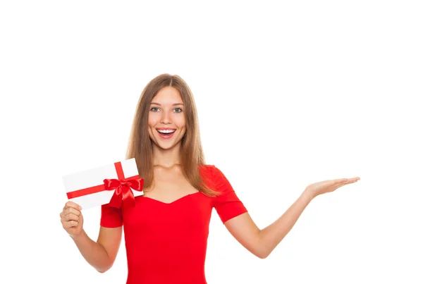 Chica de vacaciones con sonrisa feliz sosteniendo tarjeta de regalo roja —  Fotos de Stock