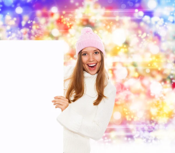 Zimní šťastná dívka drží prodej — Stock fotografie