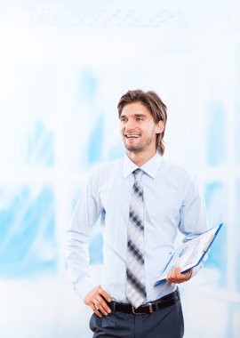 parlak mavi ofis pano ile iş adamı