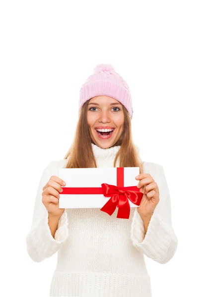 Wintermädchen glücklich lächeln halten rote Geschenkkarte — Stockfoto
