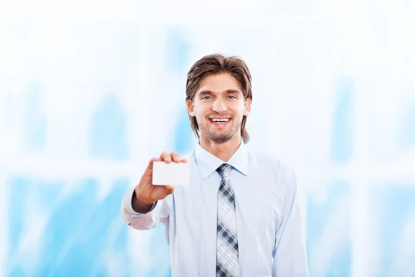 Hombre de negocios entregando una tarjeta de visita en blanco —  Fotos de Stock