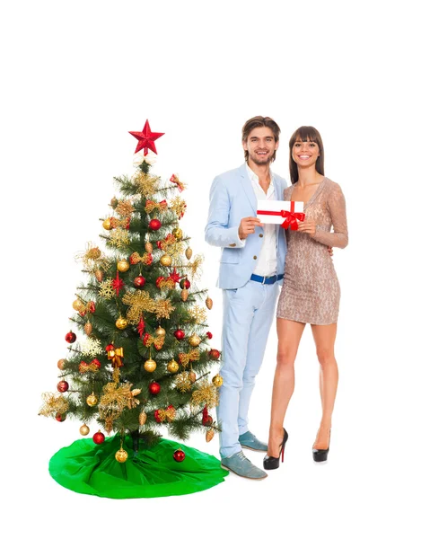 Christmas holiday lyckliga par hålla nuvarande gåva — Stockfoto