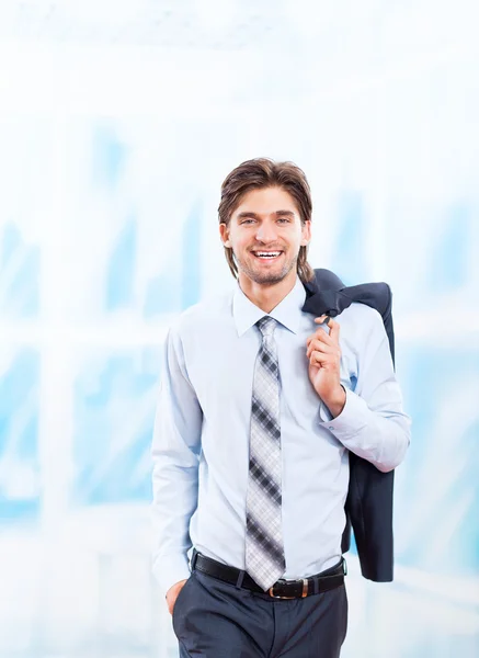 Ung affärsman leende i ljusa blå office — Stockfoto