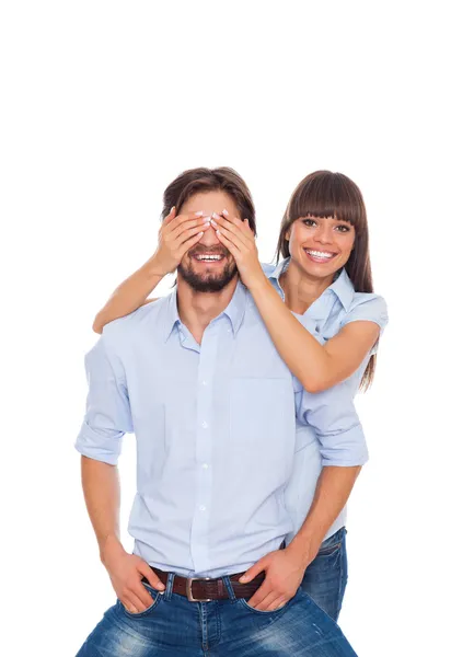 カップル幸せな若い女性の驚きの夫は彼の目をカバーします。 — ストック写真