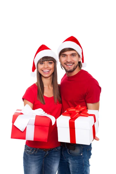 Vánoční dovolená šťastný pár drží přítomen — Stock fotografie