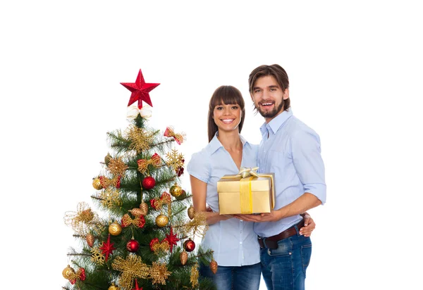 圣诞假期快乐的夫妇，新年装饰树 免版税图库照片