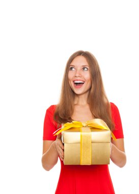 oldukça heyecanlı kadın mutlu bir gülümseme tutmak hediye kutusu elinde