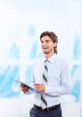 parlak mavi ofis pano ile iş adamı