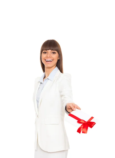 Mulher de negócios sorriso feliz segurar cartão presente com arco vermelho . — Fotografia de Stock