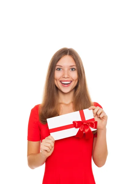 Девушка со счастливой улыбкой в руках держит красную подарочную карту — стоковое фото