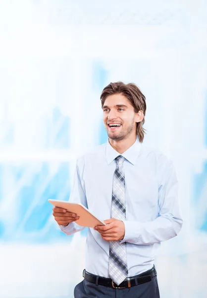 Hombre de negocios usando tableta pad ordenador en brillante oficina azul, pantalla táctil joven hombre de negocios — Foto de Stock