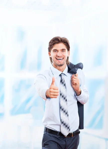 Молодий бізнесмен тримає руку з великим пальцем вгору жестом — стокове фото