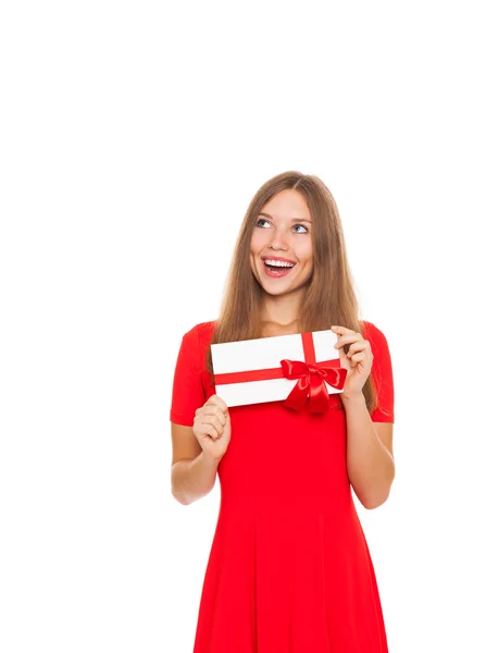 Chica de vacaciones con sonrisa feliz sosteniendo tarjeta de regalo roja — Foto de Stock