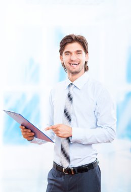 parlak mavi ofis pano ile iş adamı