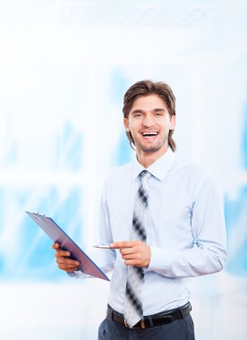 parlak mavi ofis pano ile iş adamı