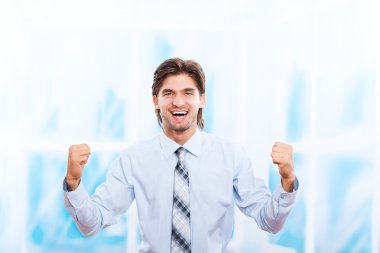 başarılı iş adamı mutlu bir gülümseme tutun yumruk jest parlak mavi ofis kadar heyecanlı