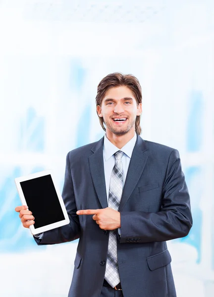 Hombre de negocios feliz sonrisa mantenga tableta pad ordenador —  Fotos de Stock