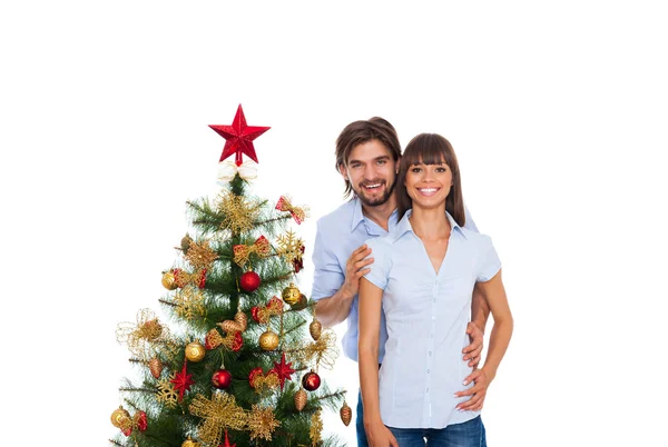 Vacaciones de Navidad feliz pareja, árbol decorado año nuevo — Foto de Stock