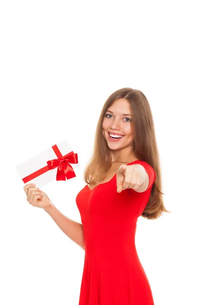 Chica de vacaciones con sonrisa feliz sosteniendo tarjeta de regalo roja — Foto de Stock