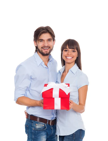 Jonge gelukkig paar smile, houden de doos van de gift — Stockfoto