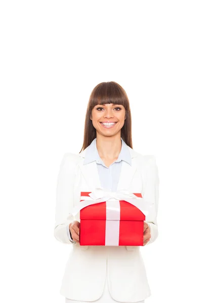 Affärskvinna glada leende hålla presentkort närvarande med röd rosett. — Stockfoto