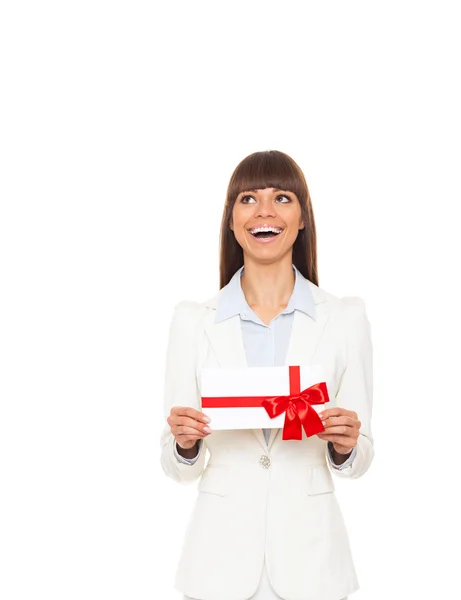 Mulher de negócios sorriso feliz segurar cartão presente com arco vermelho . — Fotografia de Stock