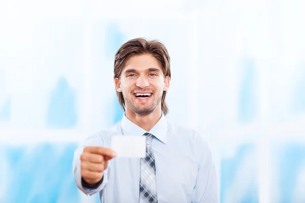 Hombre de negocios feliz sosteniendo una tarjeta de visita en blanco —  Fotos de Stock