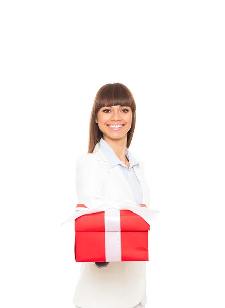 ビジネス女性の幸せな笑顔を保持赤の弓とギフト カード. — ストック写真