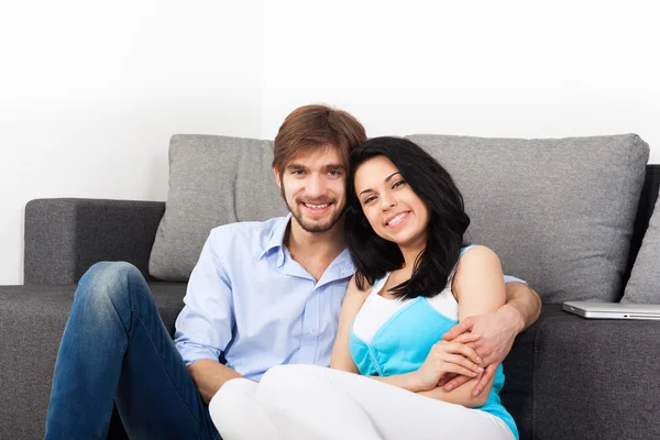 Jeune couple à la maison — Photo